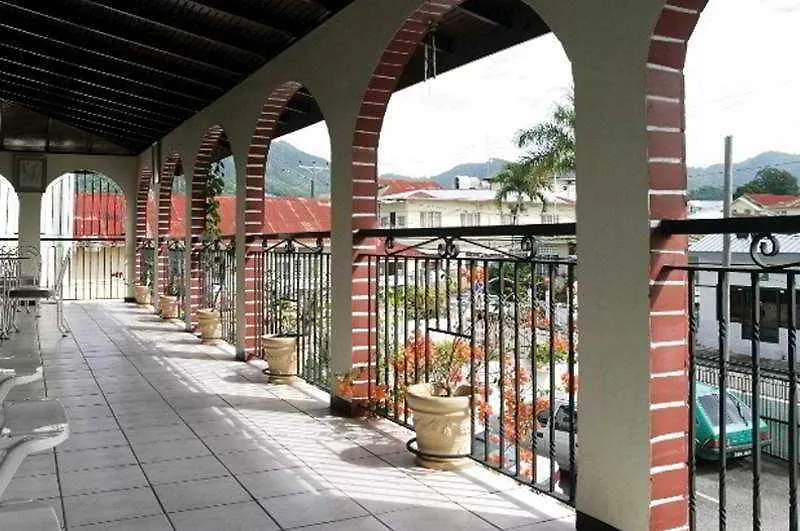 Par May La'S Port of Spain 2*,  特立尼达和多巴哥